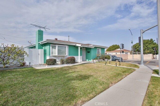 view of front of property featuring a front yard