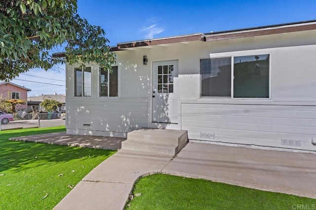 view of front of house featuring a front yard