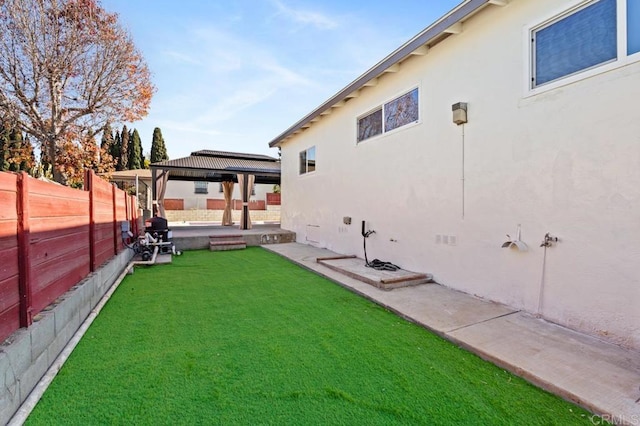 view of yard featuring a patio