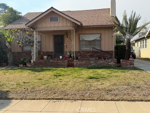 view of front of house featuring a front lawn