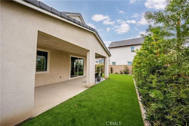 view of yard featuring a patio area