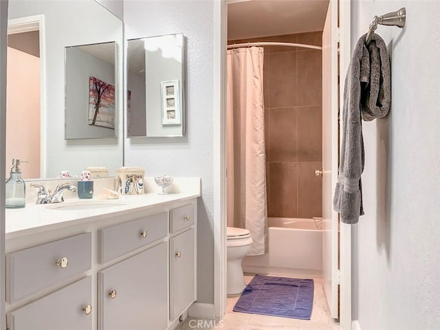 full bathroom with toilet, vanity, and shower / bath combo