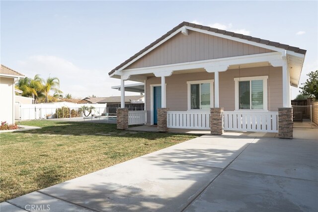 craftsman-style home featuring a porch and a front yard