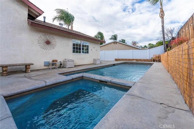 view of pool featuring an in ground hot tub