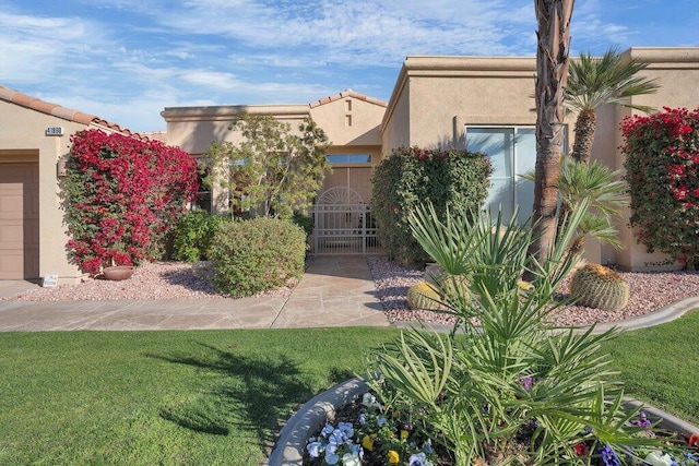 view of front of house featuring a front lawn