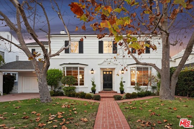 view of front of home featuring a lawn