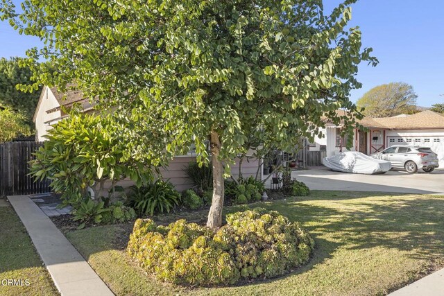 view of front of house featuring a front lawn and a garage