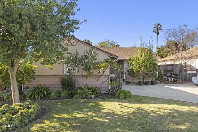 view of front of home with a patio area and a front lawn