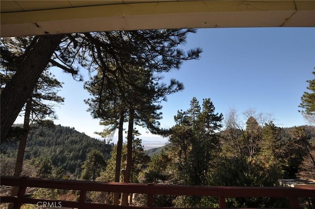 view of yard featuring a mountain view