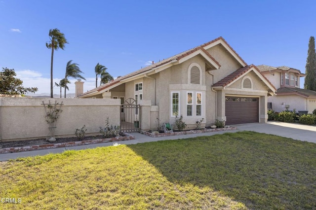 view of front of property featuring a front yard