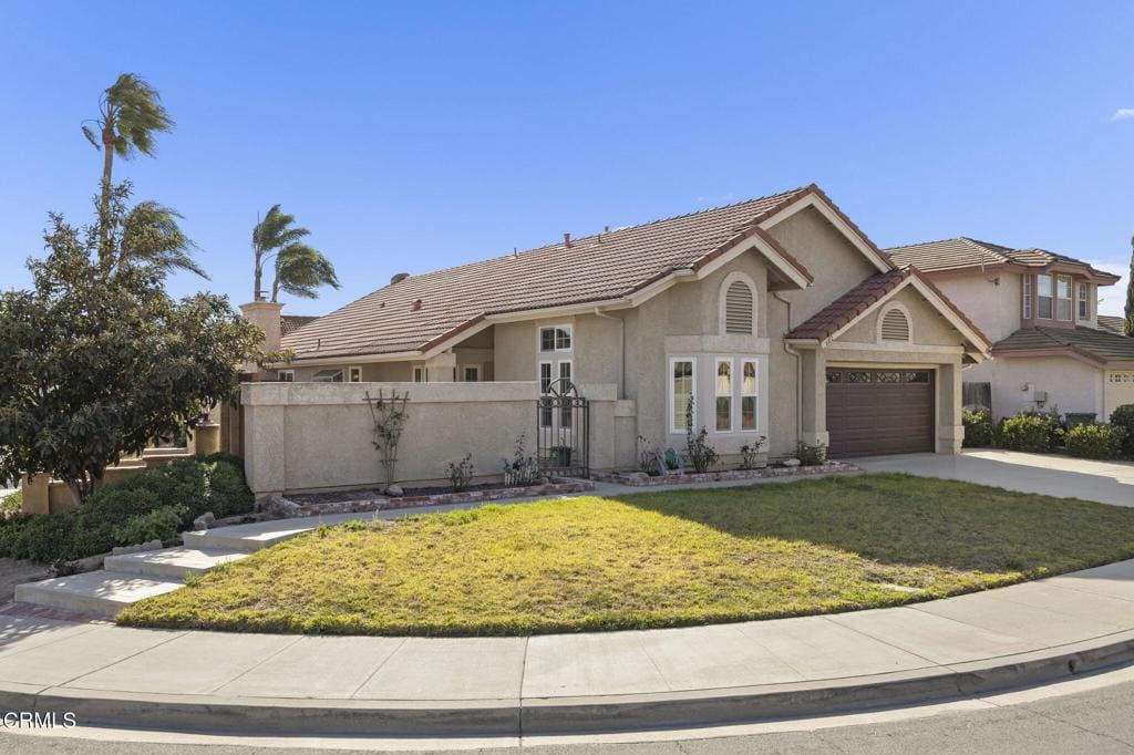 view of front of home featuring a front yard and a garage