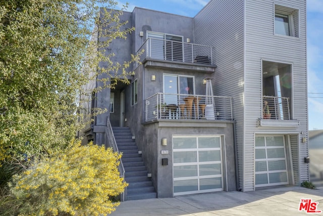 view of front of property featuring a balcony