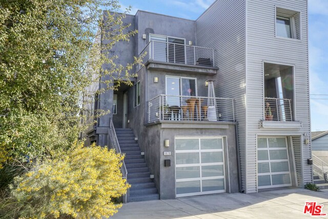 view of front of property featuring a balcony