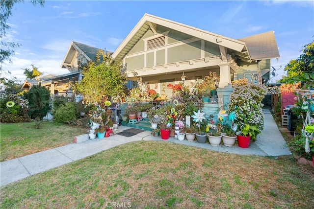 view of front of property featuring a front yard