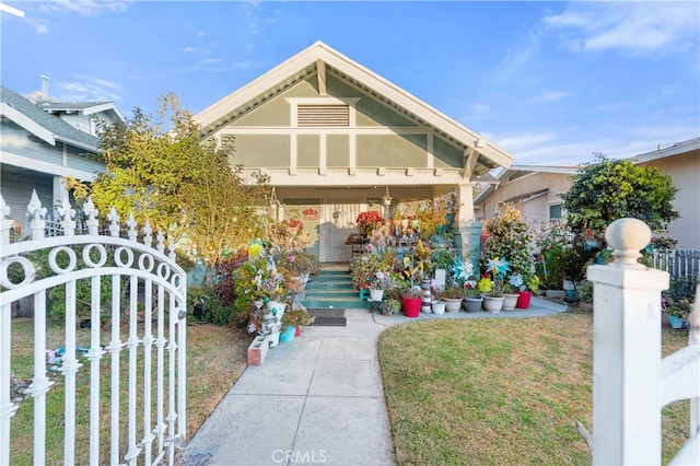 view of front of house featuring a front lawn