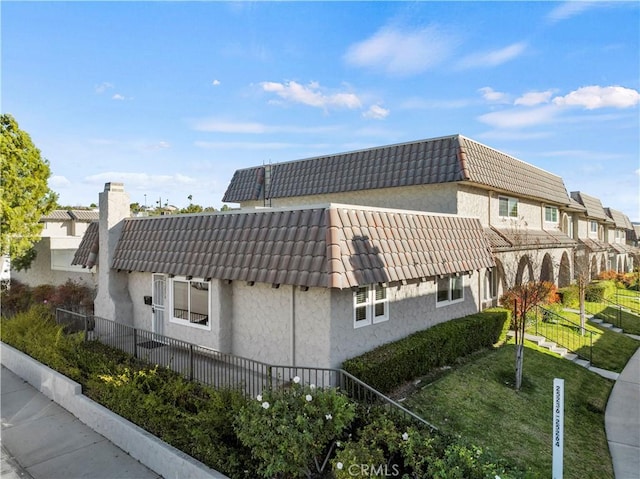 view of side of property featuring a yard