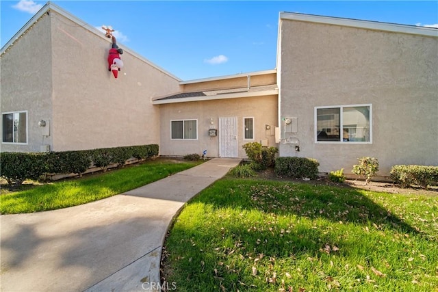 view of front of home with a front lawn