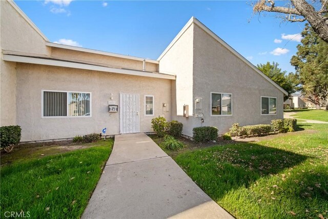 view of front of home featuring a front lawn