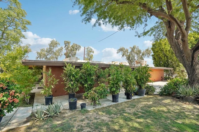 view of front of house featuring a front yard