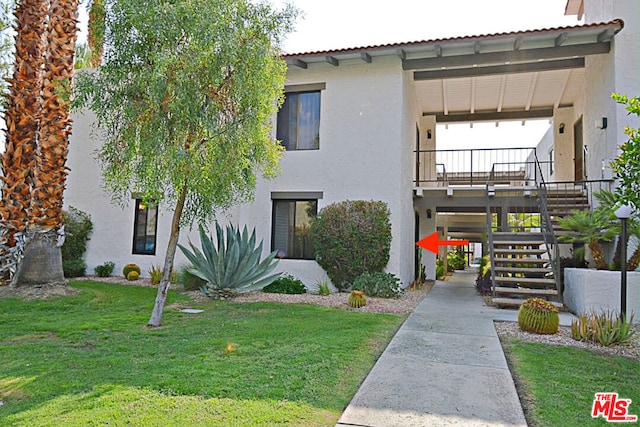 view of front facade featuring a front yard