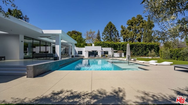 view of swimming pool featuring a patio