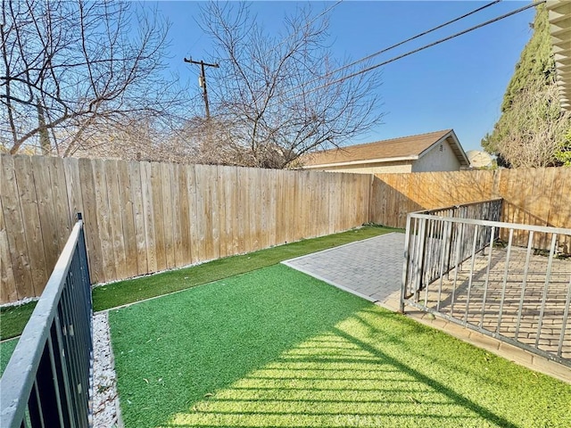 view of yard featuring a patio area