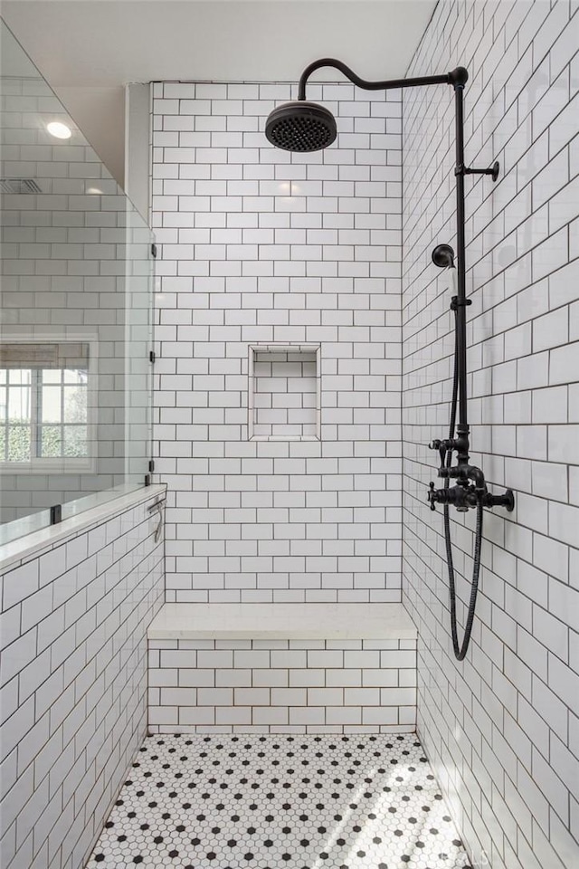 bathroom featuring a tile shower