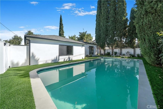 view of pool featuring a lawn