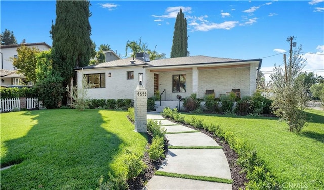 view of front of house featuring a front lawn