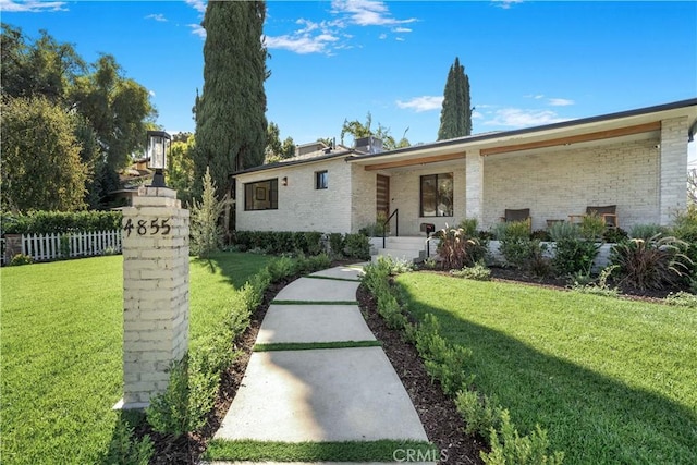 ranch-style home featuring a front lawn