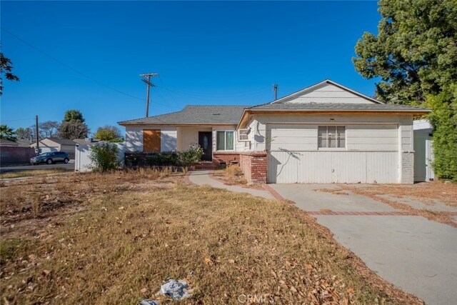 single story home featuring a front yard