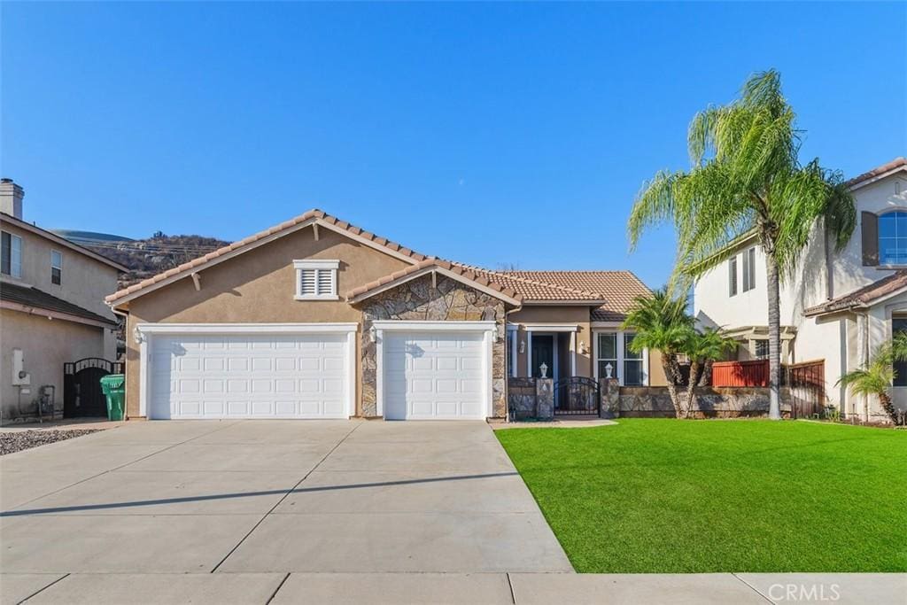 view of front of home featuring a garage and a front lawn