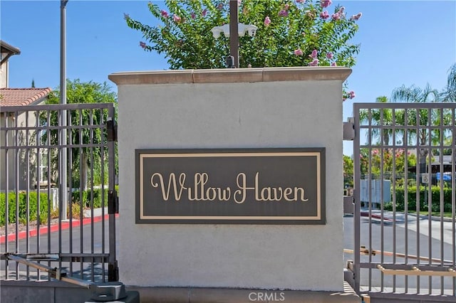 view of community / neighborhood sign