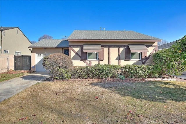 view of front of home featuring a front yard, fence, and stucco siding