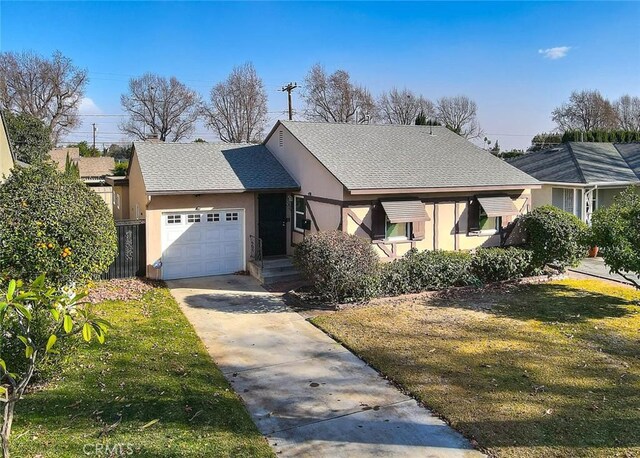 view of front of property featuring a front yard and a garage