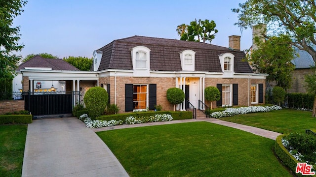 view of front of property featuring a front lawn