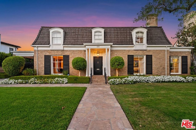 view of front of house featuring a yard