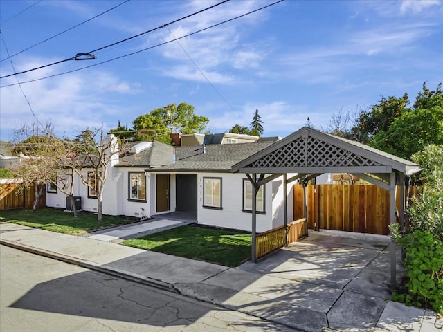 view of front of property featuring a front yard