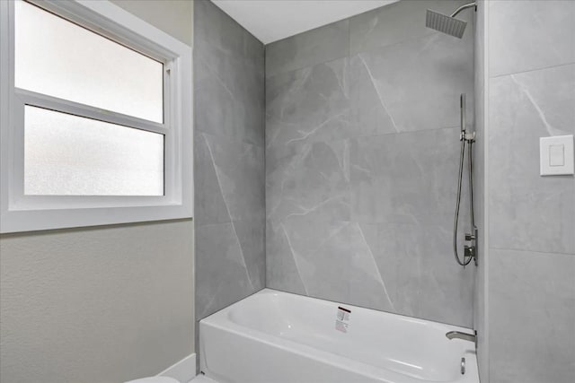 bathroom featuring tiled shower / bath