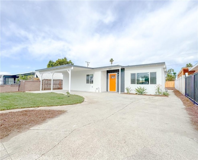 view of front of house featuring a front lawn and a carport