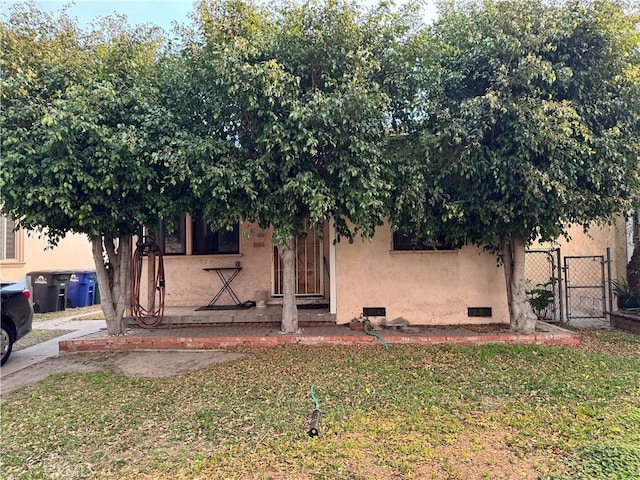 view of front of home with a front lawn