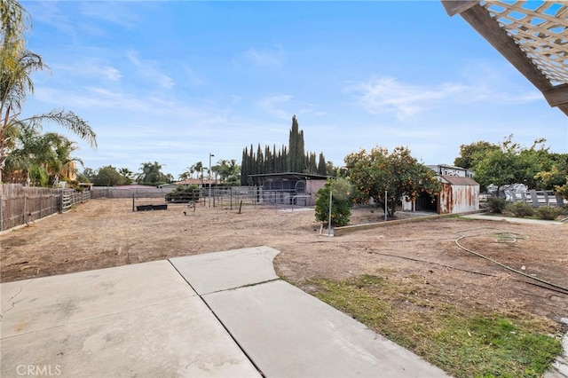 view of yard with an outdoor structure