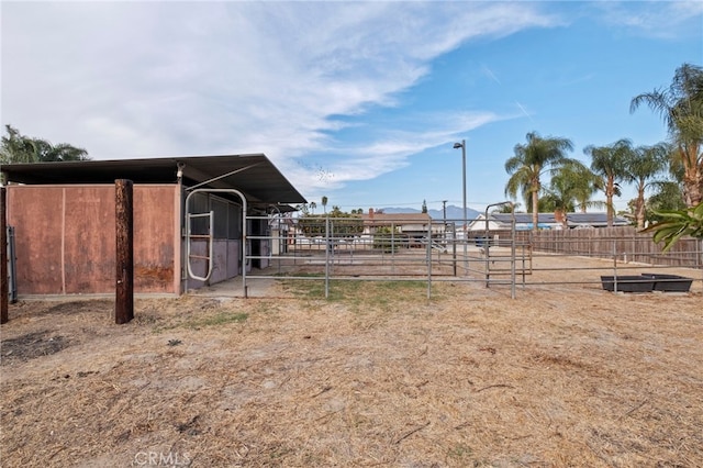 view of yard featuring an outdoor structure