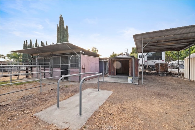 view of yard with an outbuilding