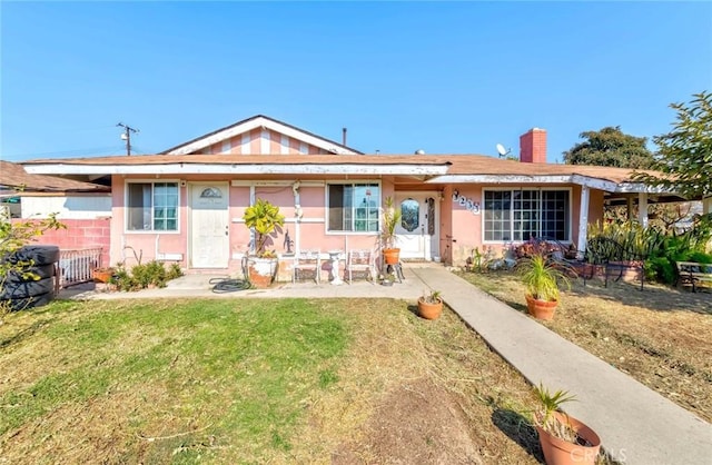 ranch-style home featuring a front lawn