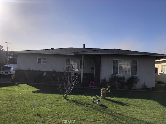 view of front of house with a front lawn