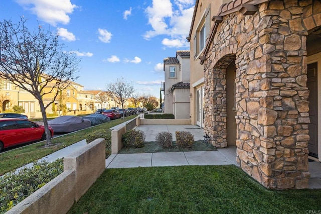 view of yard with a residential view