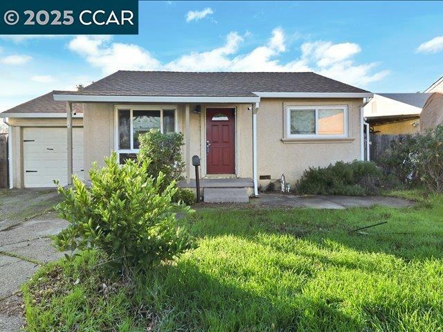 view of front of home featuring a front lawn and a garage