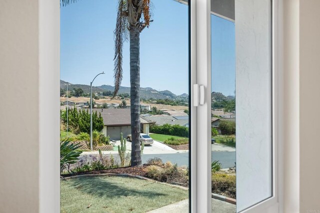 entryway featuring a mountain view