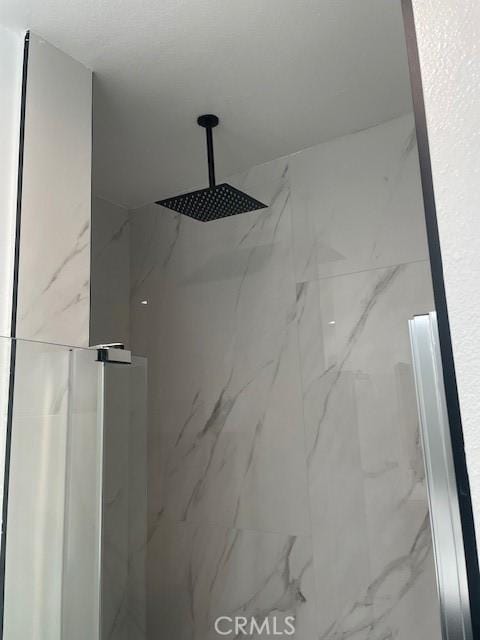 room details featuring tiled shower